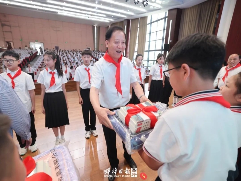 黄晓武开展“六一”儿童节慰问并出席少先队主题队日活动