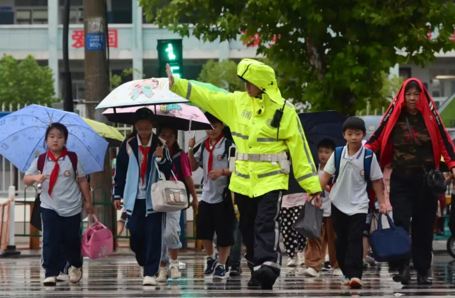 讲好平安法治课 站好校园护学岗