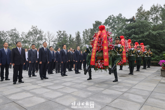 蚌埠市举行烈士纪念日向烈士纪念碑敬献花篮仪式