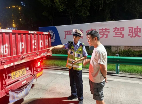 人民公安报点赞蚌埠这位交警！