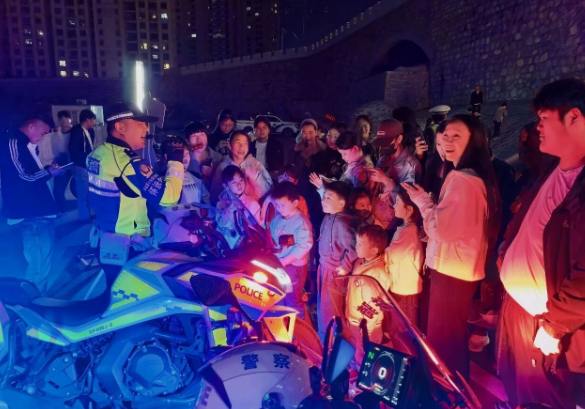 夜话安全“零距离”丨怀远公安开展交通安全宣传活动